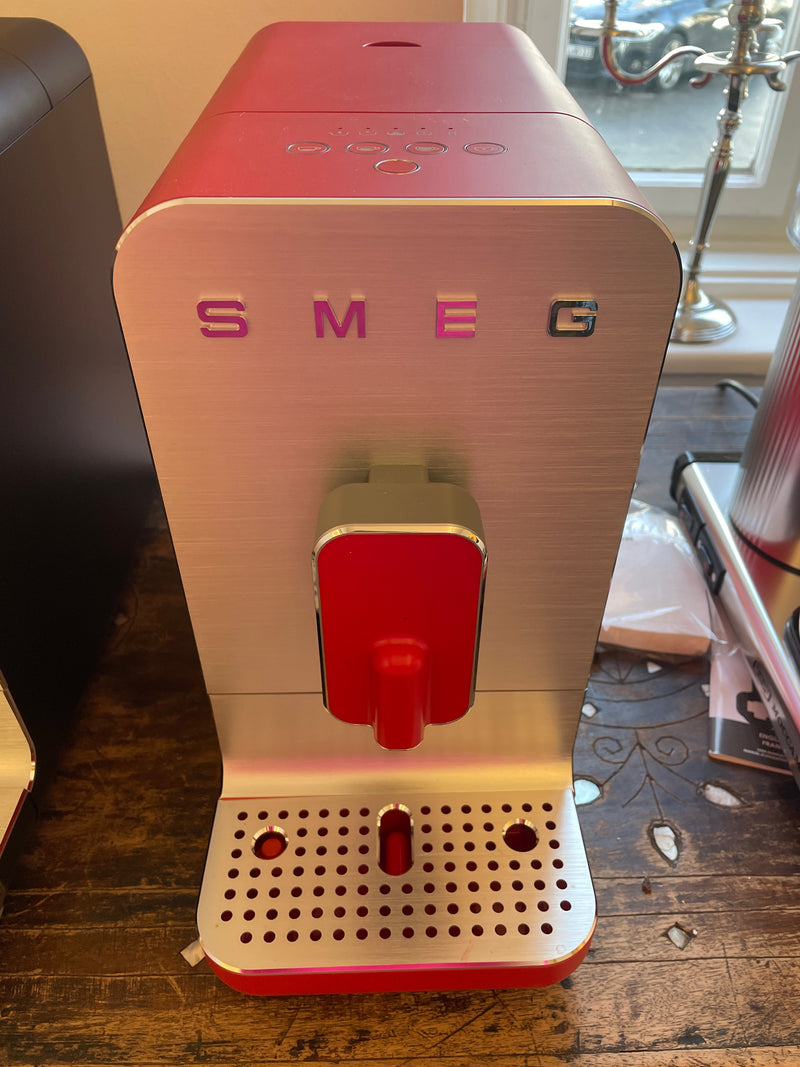 Exposant Machine à café entièrement automatique Smeg BCC11 noir et rouge
