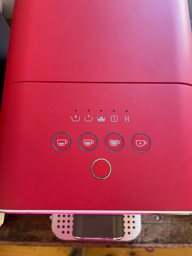 Expositor Cafetera Smeg totalmente automática BCC11 negra y roja