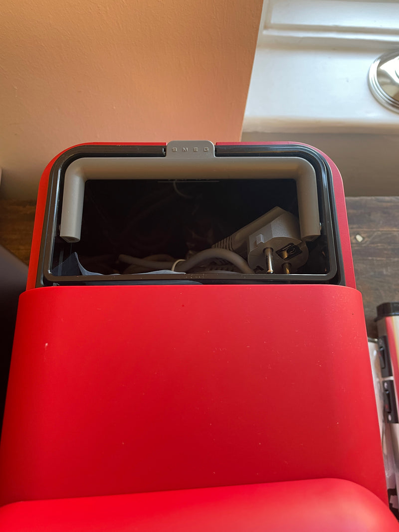 Aussteller Smeg Kaffeevollautomat BCC11 Schwarz und Rot